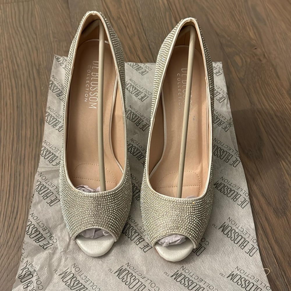 De Blossom David's Bridal NETA Heels Peep Toe size 7.5 Wedding Rhinestones